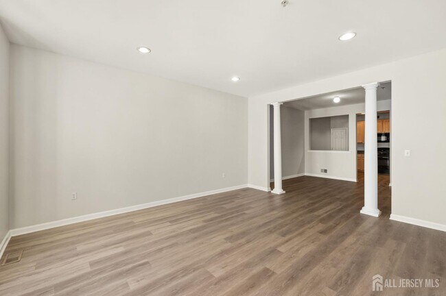 Building Photo - 102 Forest Dr