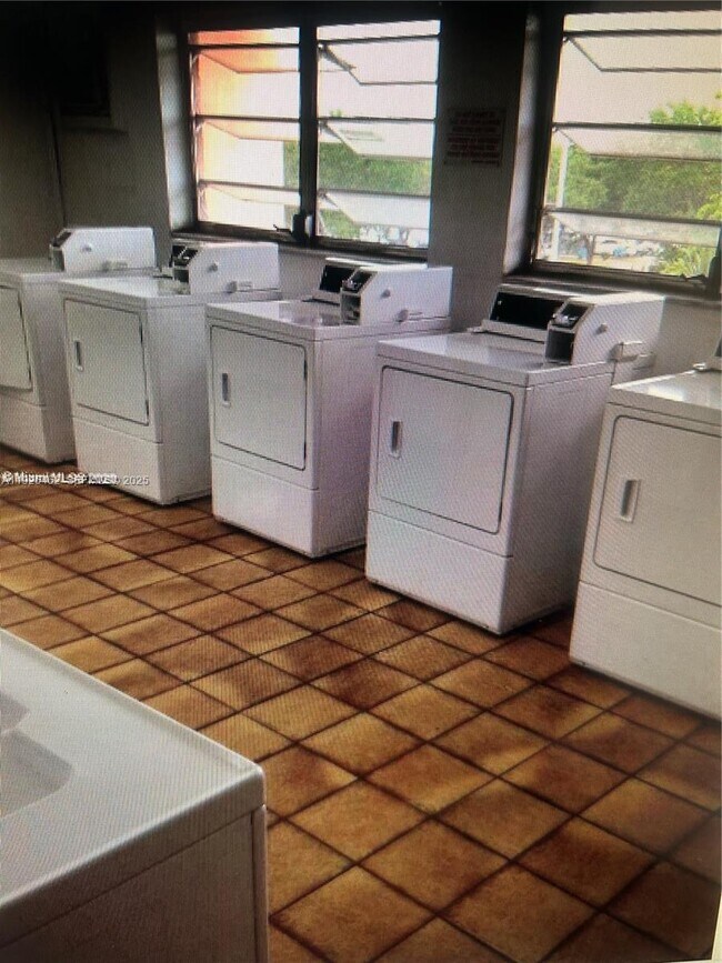 Building Photo - 1250 NE 125th St