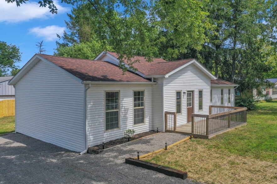 Primary Photo - 5170 Fairfield Beach Rd NE