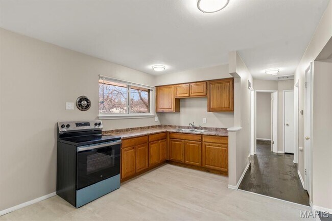 Building Photo - 1223 Reale Ave