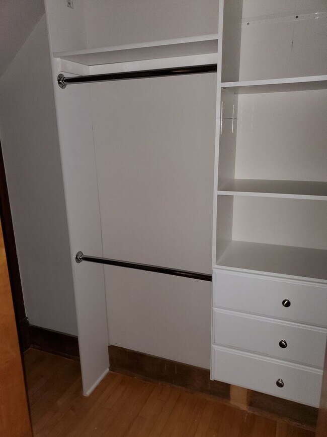 Building Photo - Updated 2 Bedroom + Den House in Downtown Madison!
