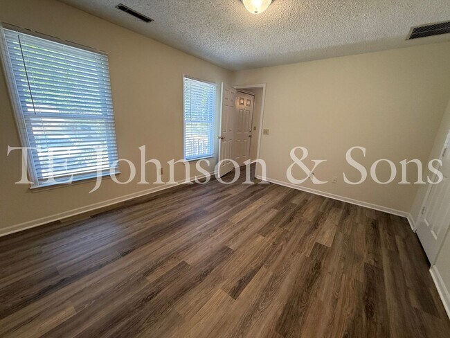 Building Photo - Charming 3-Bedroom Home with Spacious Yard...