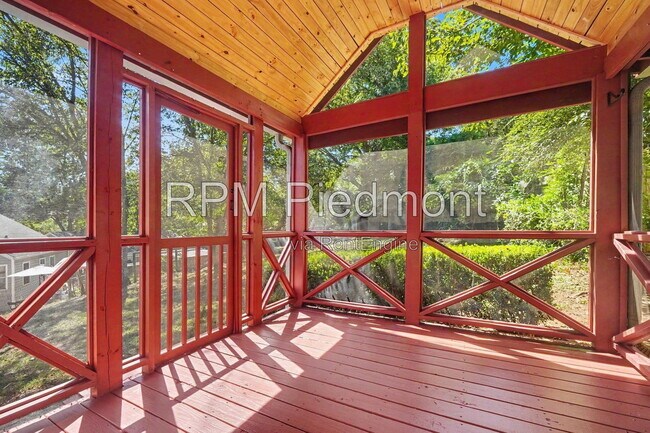 Building Photo - 1231 Stoneybrook Dr SE