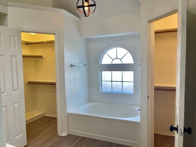 Building Photo - Updated home in Burleson