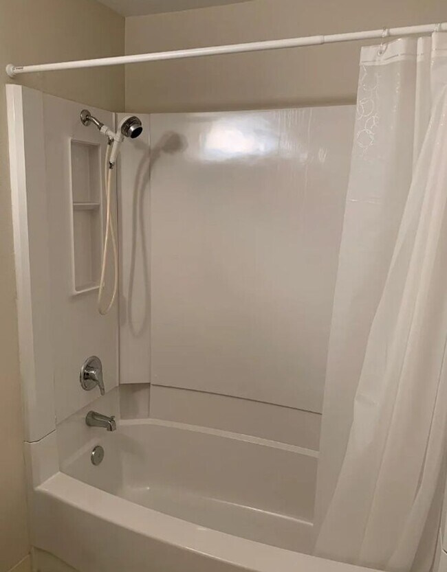 Building Photo - Charming 3-Bed 2bath Single-Level Home in ...
