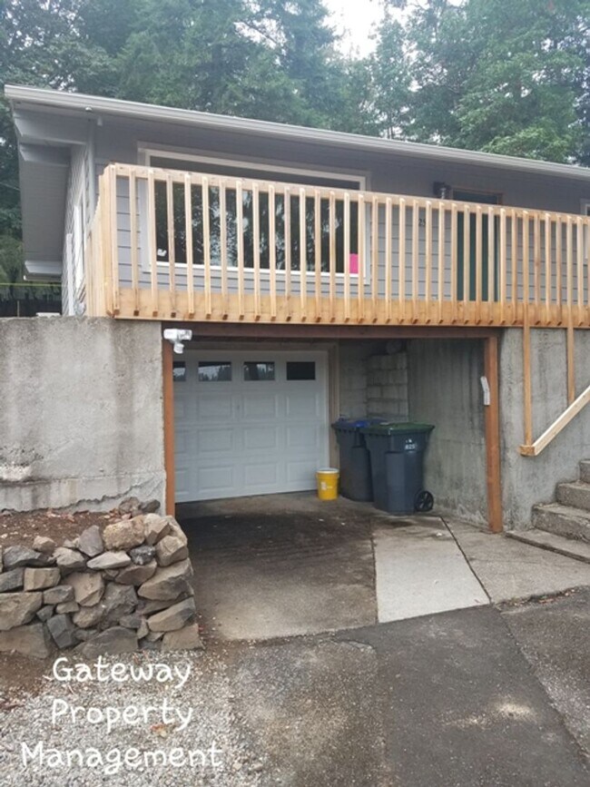 Building Photo - 3 Bedroom in town with a view!