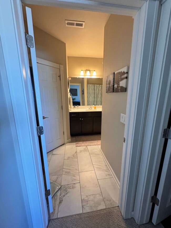 Building Photo - Comfortable Condo in Swan Creek