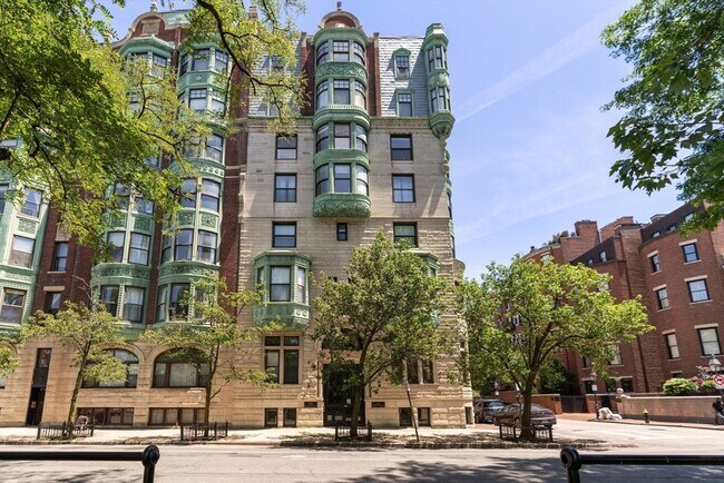 Building Photo - 10 Charlesgate E