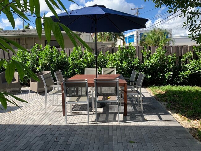 Building Photo - 707 NE 22nd Dr