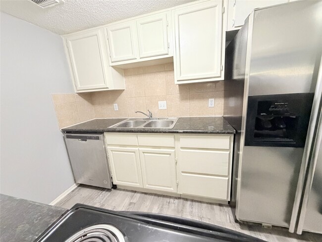 Building Photo - 9461 Pagewood Ln