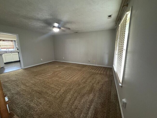 Building Photo - 4 bedroom 3 Bath Home