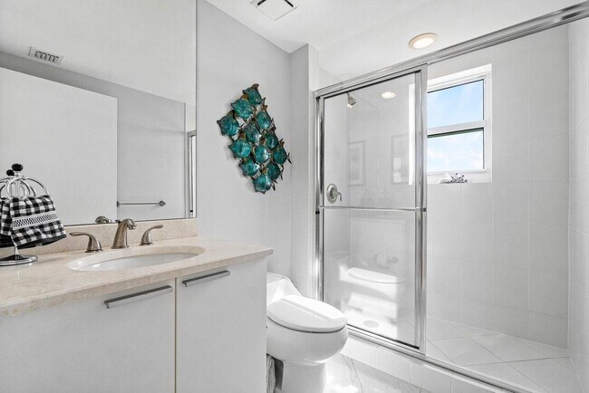 Building Photo - 2640 Lake Shore Dr