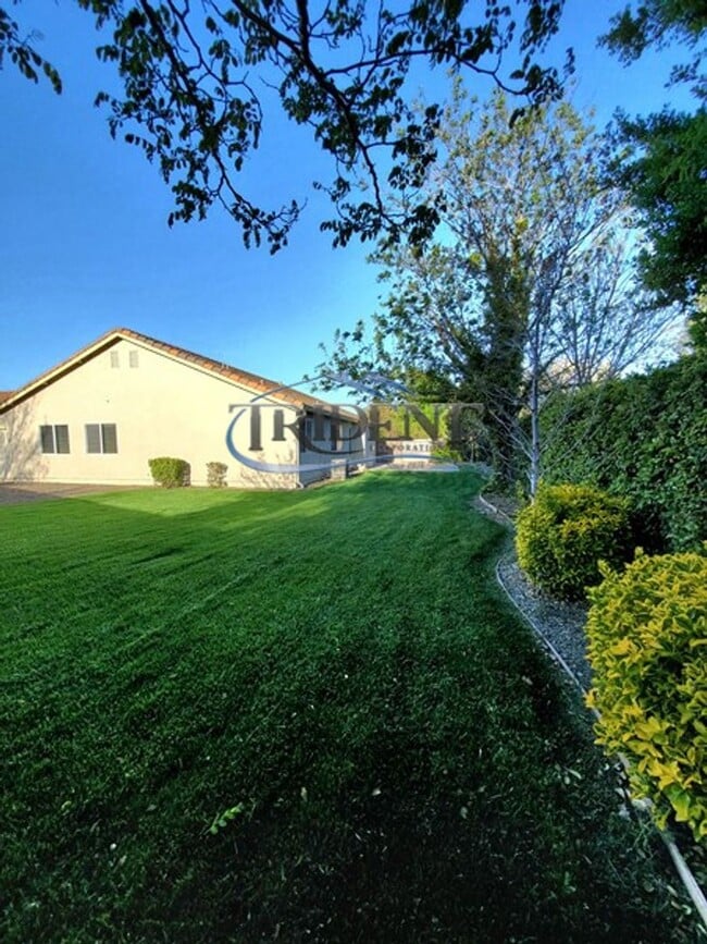 Building Photo - 4 bedroom, 2 bath house