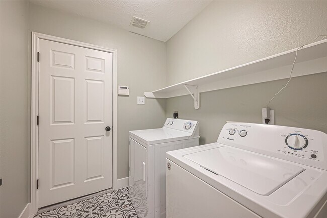 Building Photo - 2 Garden Lodge Pl