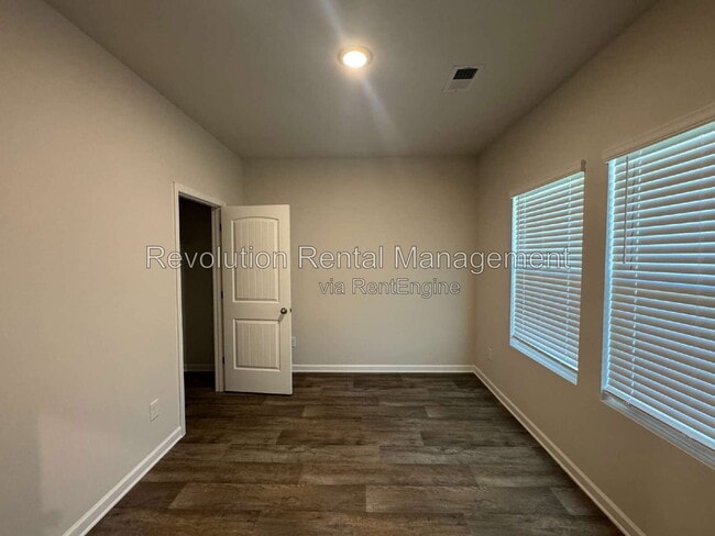 Building Photo - 368 River Walk Farm Pkwy