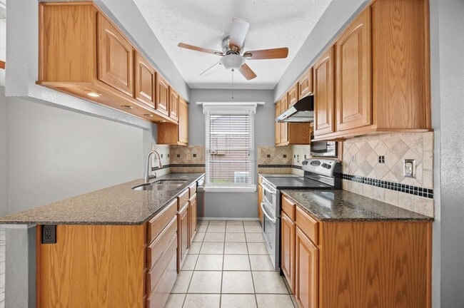Building Photo - 16910 Glen Eagle Dr N