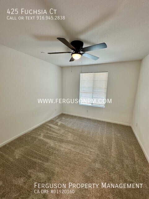 Building Photo - 425 Fuchsia Ct