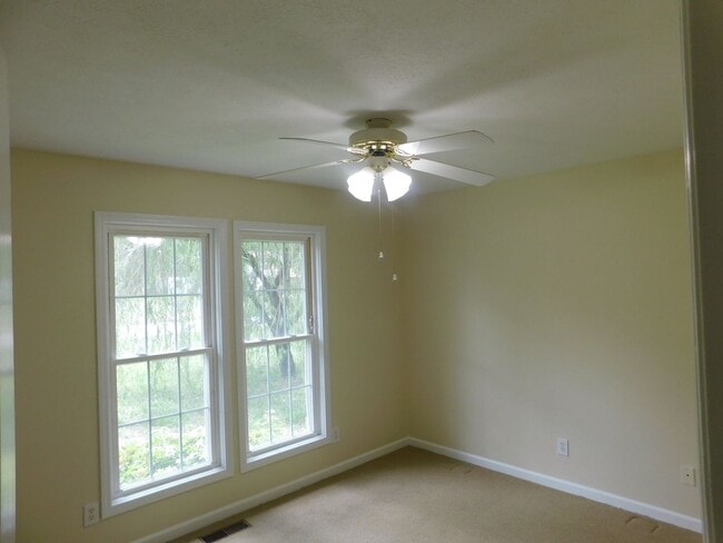 Building Photo - 102 Meadowbrook Dr