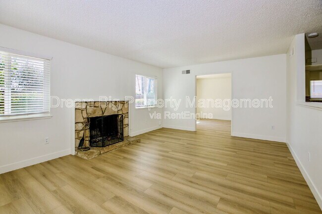 Building Photo - 5155 Harriett Cir
