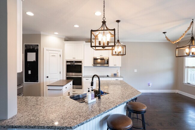 Building Photo - 657 Tree Top Trl