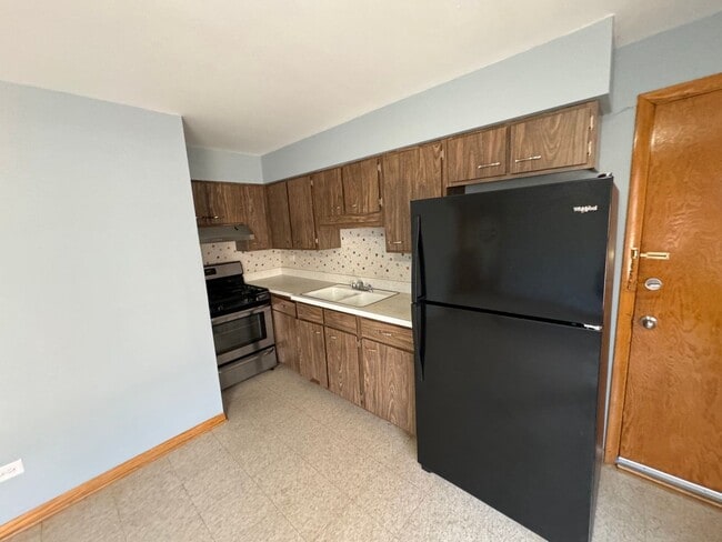 Building Photo - 3014 W 59th St