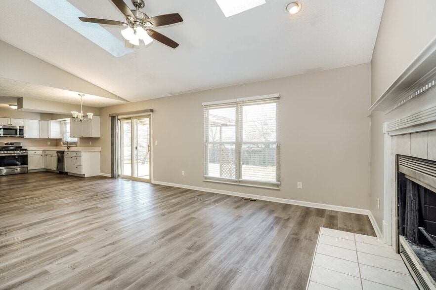 Building Photo - 1127 Crestview St