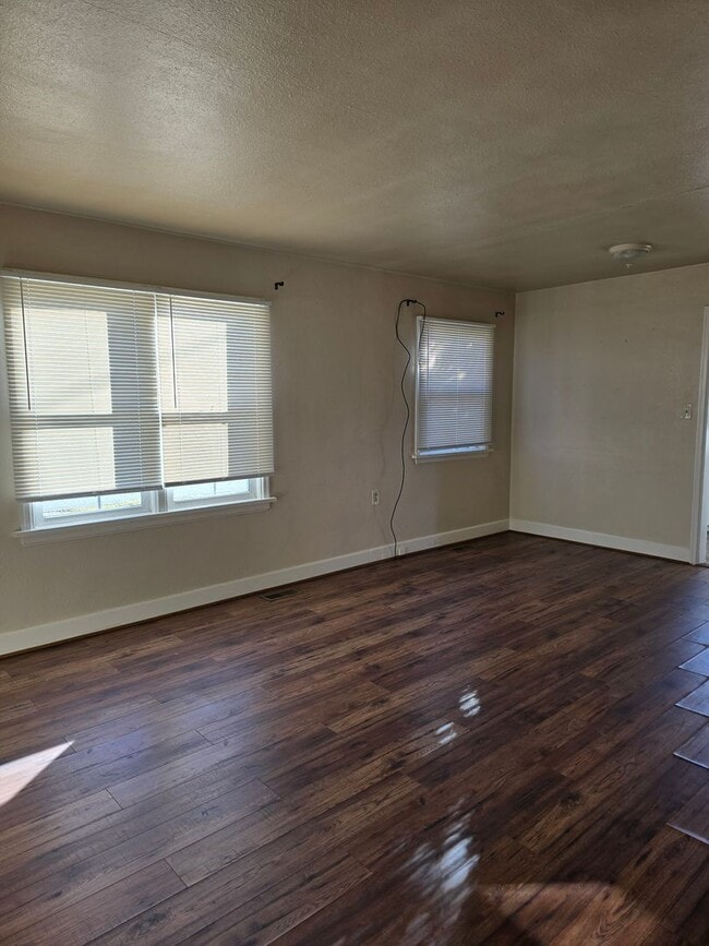 Building Photo - 2 Bedroom House w/ Detached Garage
