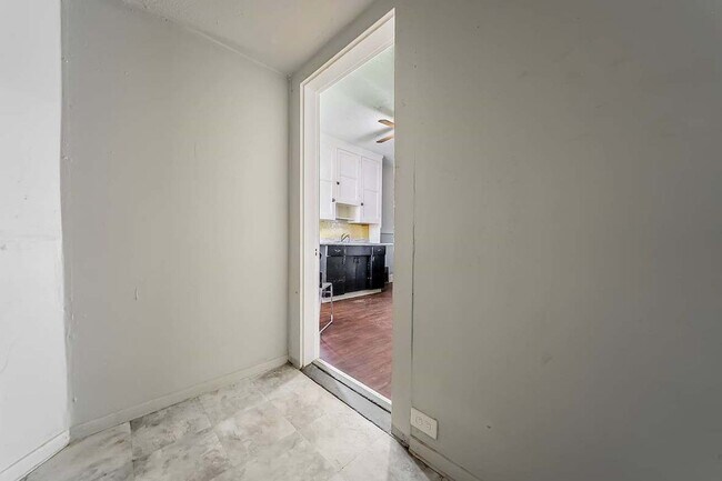 Building Photo - 3484 W 58th St