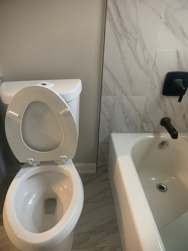 Building Photo - Newly Renovated Unit in Heart of Memphis