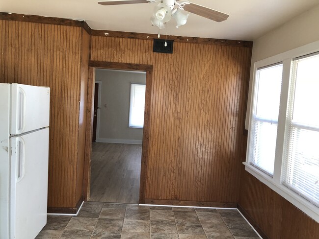 Building Photo - 3 bedroom 1 bath house in Springfield!