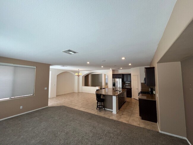 Building Photo - Large single story house for rent