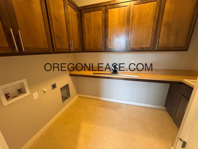 Building Photo - 3 Bedroom 3 bath Crescent village home