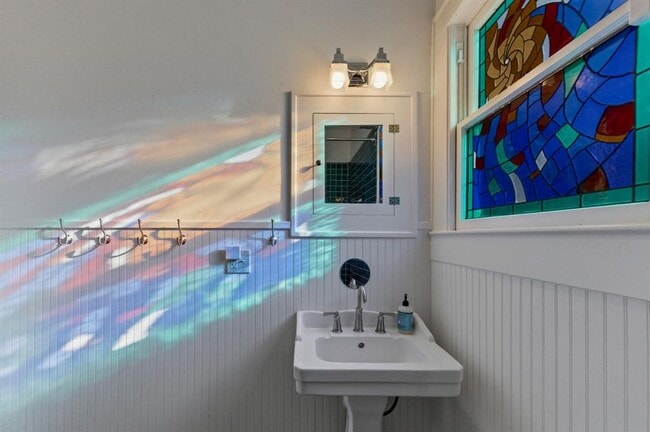 Building Photo - 1601 Alta Vista Ave