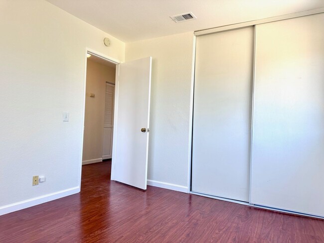 Building Photo - 3 Bed / 2.5 Bath Glendora Condo