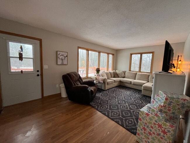 Building Photo - Beautiful 3 Bedroom / 2 Bath on 7 Acres!
