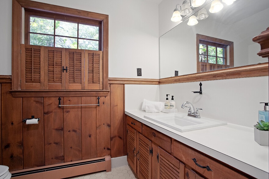 Second-floor Bathroom - 2152 Lakeshore Ct