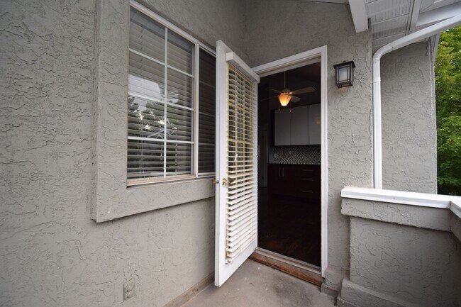 Building Photo - Quiet 2 Bed Millcreek Condo with Beautiful Mountain Views!