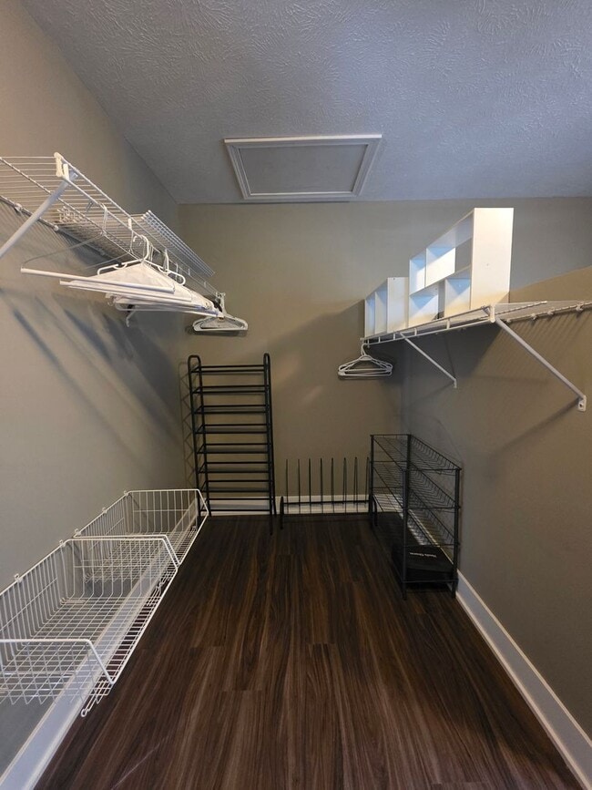 Building Photo - Executive Four Bedroom Rental w/ Office!