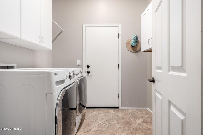 Building Photo - 2735 W Plum Hollow Dr