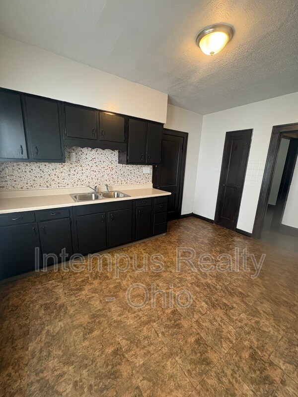 Building Photo - 4072 E 139th St