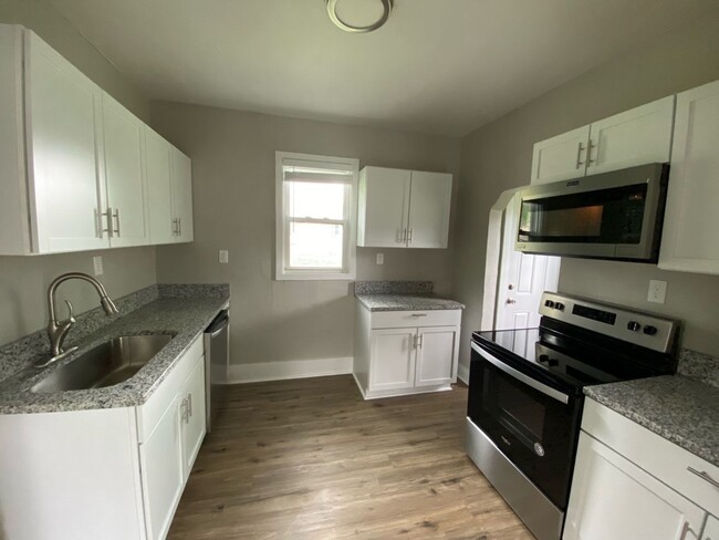 Building Photo - Fully Remodeled 2 Bed 1 Bath!!