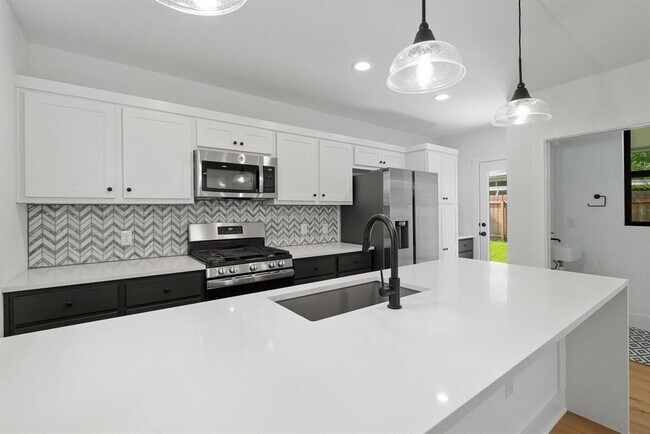 Building Photo - 2102 Eva St