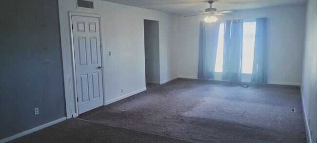 Building Photo - 3 Bed 2 Bath Home!
