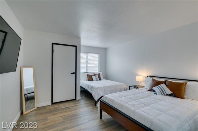 Building Photo - Gorgeous, fully-renovated and furnished co...