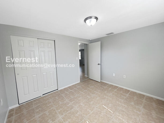 Building Photo - 3034 Primrose Dr