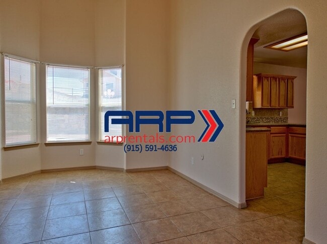 Building Photo - SPACIOUS AND ELEGANT EASTSIDE HOME