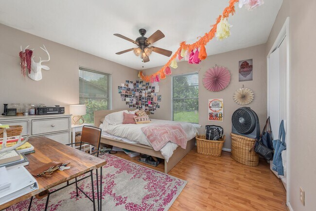 Building Photo - August 2026 Pre-Lease! Beautiful 3 Bed, 2 Bath House with Covered Patio!