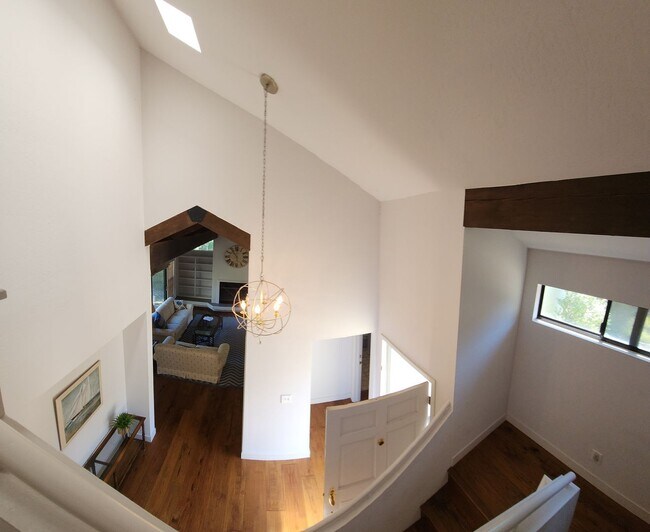 Building Photo - Furnished 3 bed 2.5 bath close to Poly.