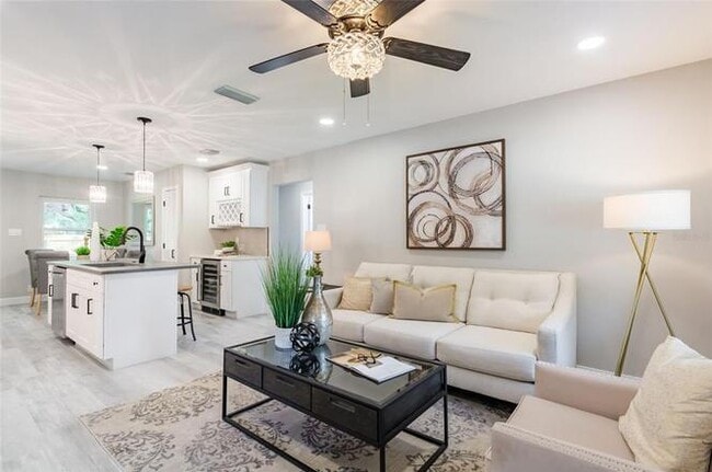 Open concept living room flows into kitchen - 1918 E Shadowlawn Ave