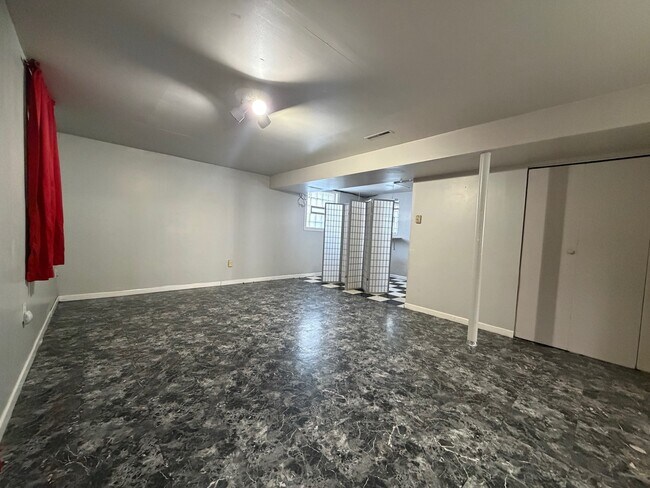 Building Photo - 450 E Mulberry Ct